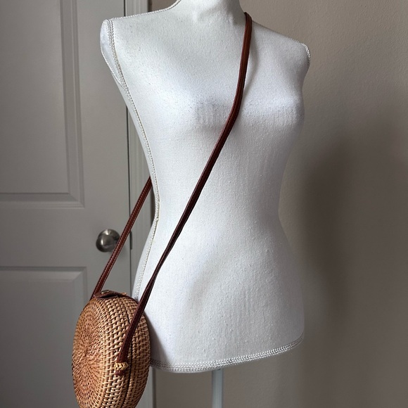 summer & rose Round Woven Crossbody - Picture 2 of 12